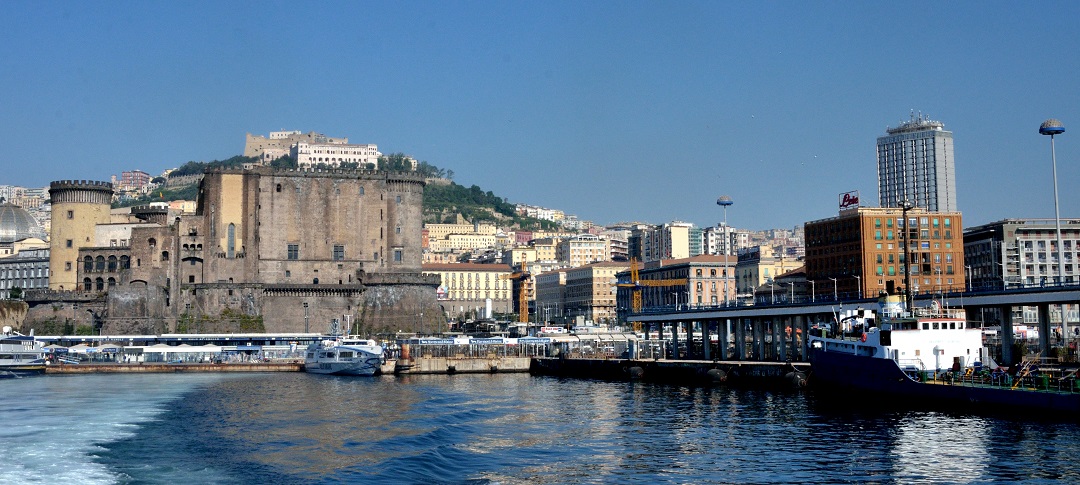 125 - Naples - Castel Nuovo - Départ pour Capri
