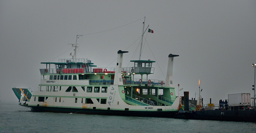 30 - Canal de la Giudecca . Ferry
