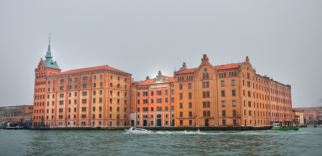 28 - Canal de la Giudecca . Hôtel Hilton Molino Stucky