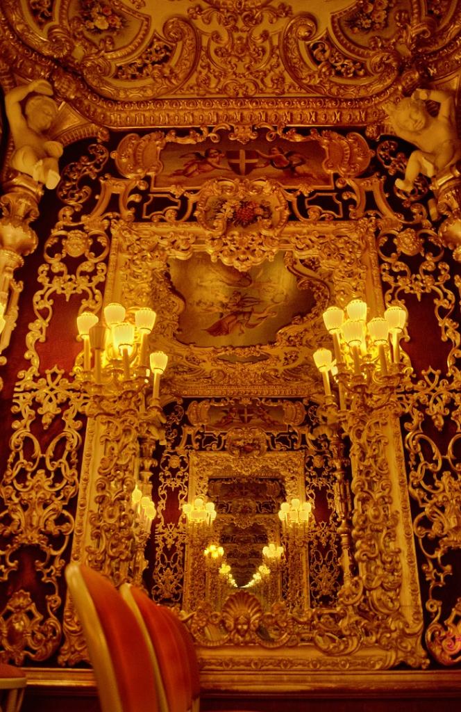 44 - La Fenice . Loge royale . Jeu de glaces