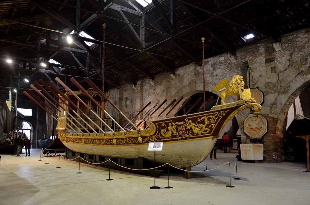 55 - L'arsenal . Musée naval . Bateau royal