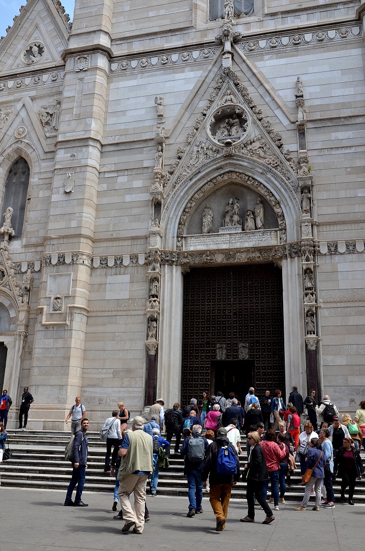 58 - Entrée dans la cathédrale