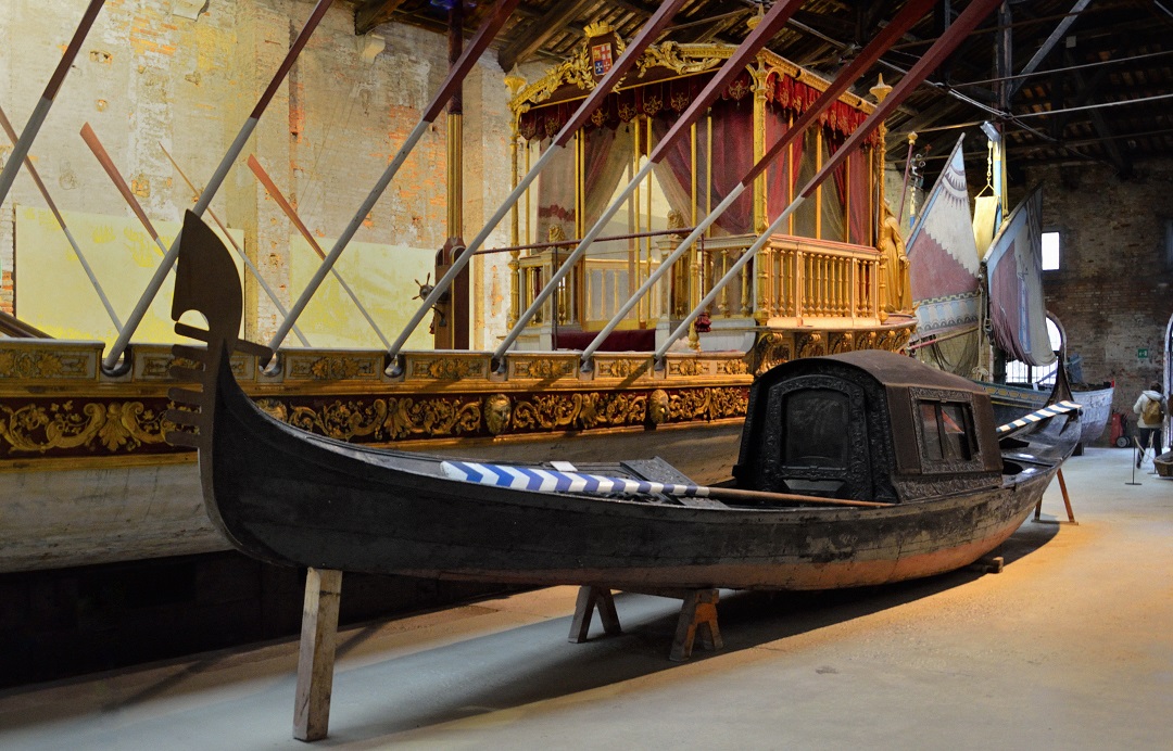 58 - L'arsenal . Musée Naval . Gondole historique