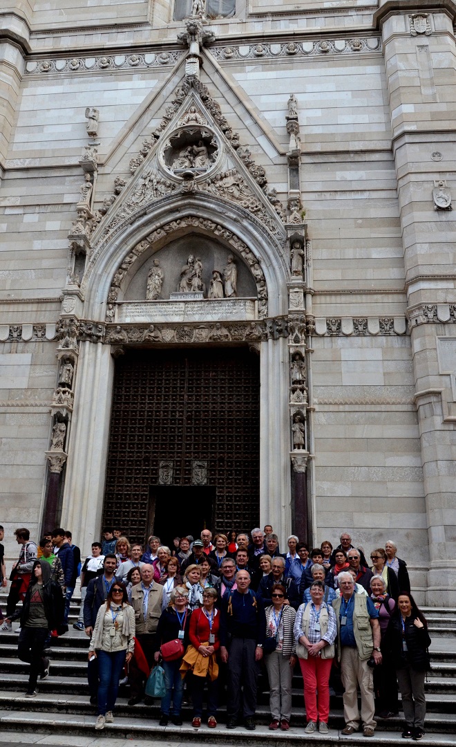 62 - A la sortie de la cathédrale