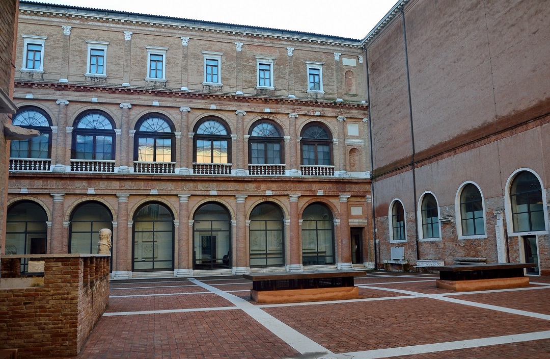 63 - L'Accademia . Cour intérieure