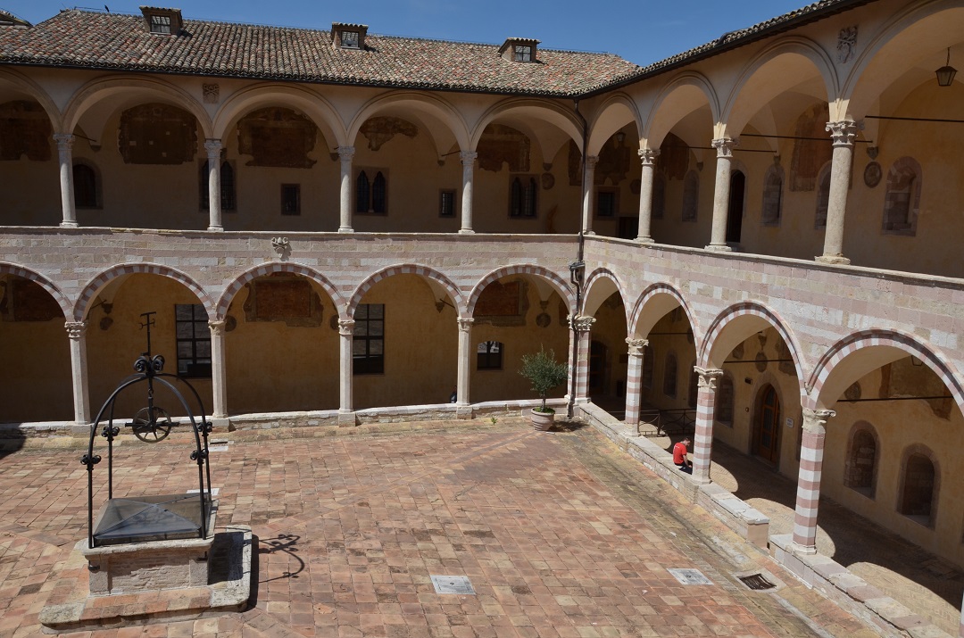 70 - Assise - Basilique San Francesco - Cloître