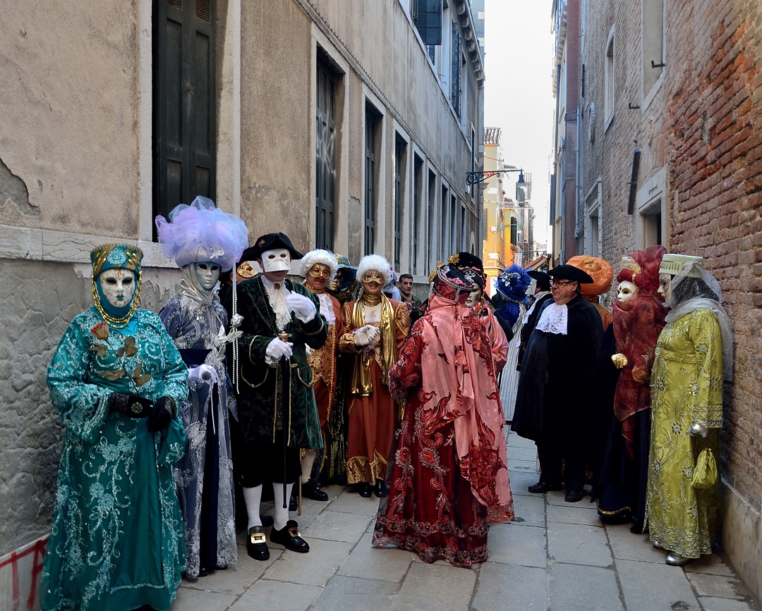 80 - La Dante costumée devant la locanda